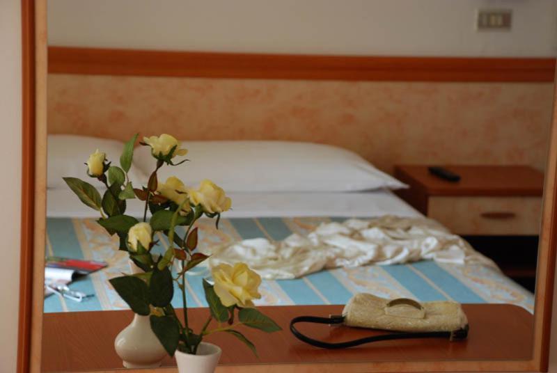 Hotel Serenella Vintage Rimini Exteriör bild